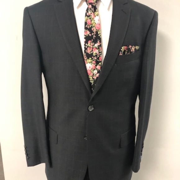 Suit - Picture 5 of 6